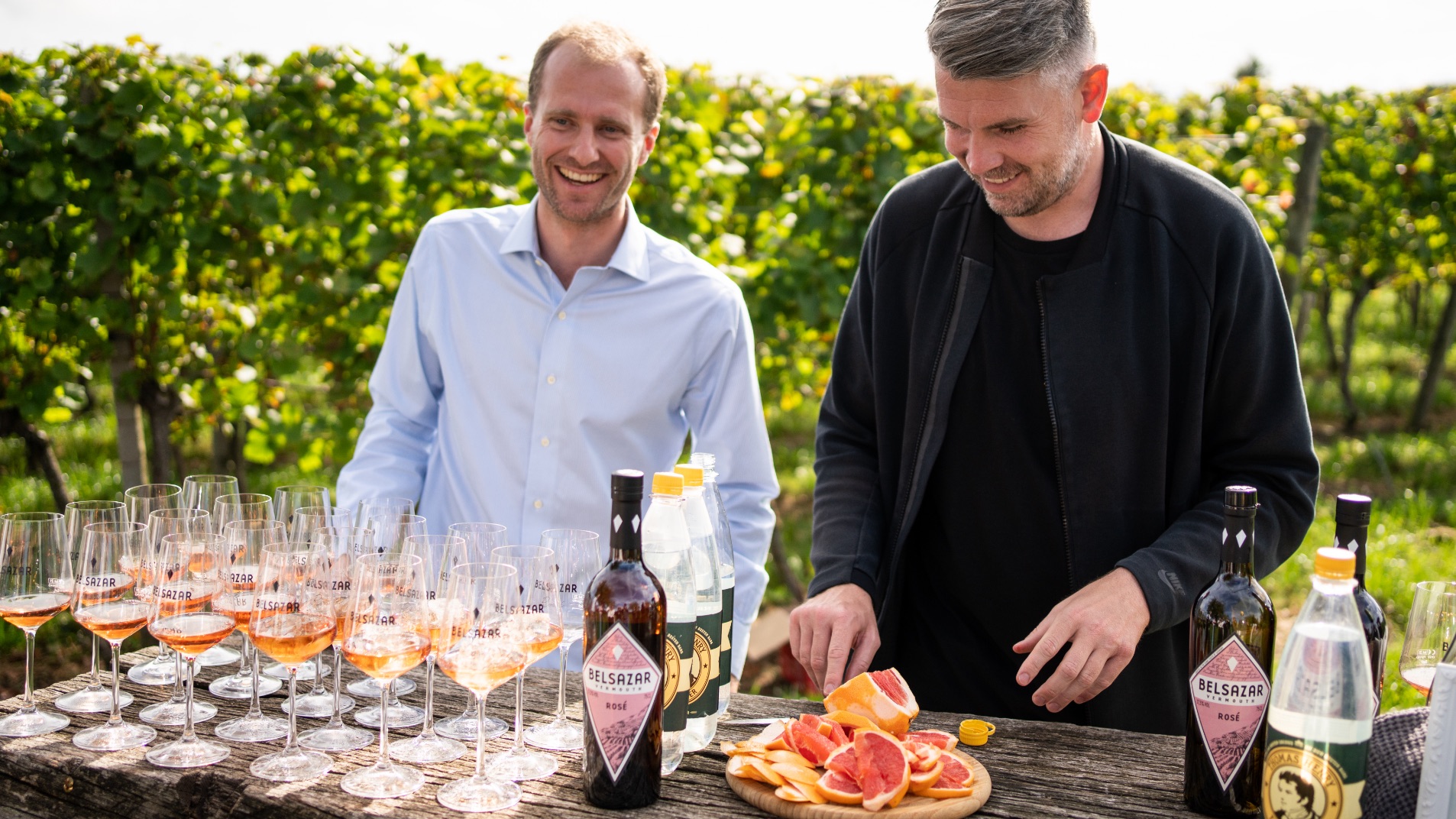 WINE ENTHUSIAST MAX FROM SOUTHERN GERMANY AND TASTEMAKER SEBASTIAN FROM BERLIN BRING OPPOSITES INTO PERFFECT BALANCE WITH BELSAZAR. BECAUSE WHEN CONTRASTS SUCH AS THE BERLIN FREE SPIRIT, TRADITIONAL CRAFTMANSHIP AND REGIONAL WINES MEET, SOMETHING VERY SPECIAL IS CREATED - IN THIS CASE AN APERITIF THAT STANDS OUT DUE TO ITS UNIQUENESS.